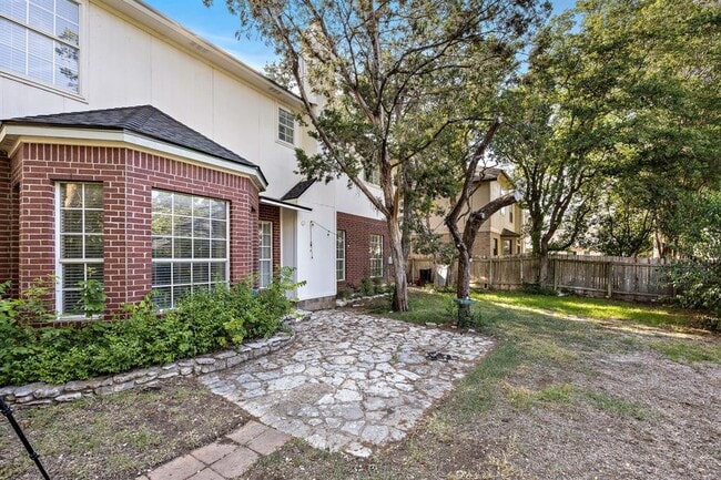 Building Photo - 2414 Mockingbird Dr
