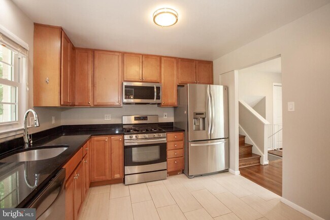 Building Photo - 2533 Hillsman St