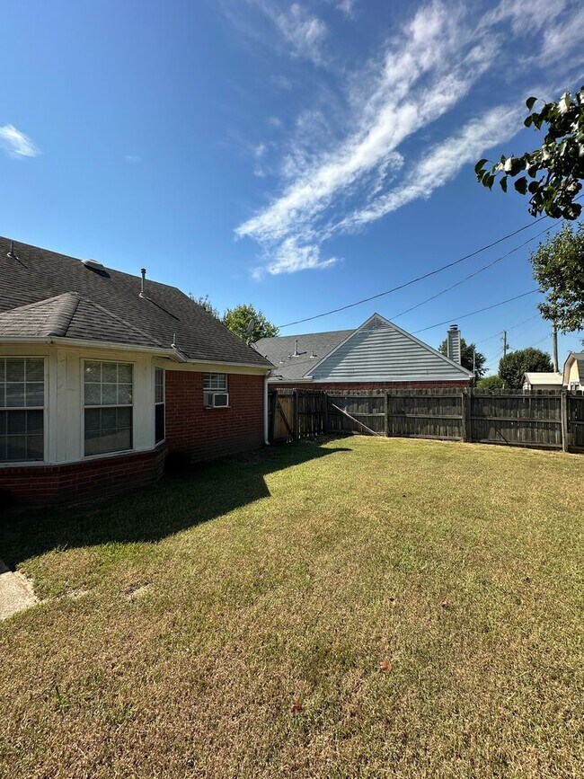 Building Photo - Don’t miss the chance to call this your ho...
