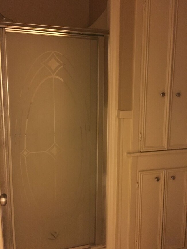 Building Photo - 3/2/2 Fenced Yard and Pet Friendly