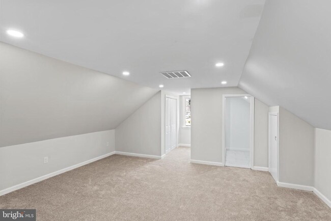 Building Photo - 5004 Barnaby Ln
