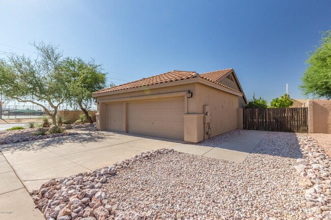 Building Photo - 5543 E Blanche Dr