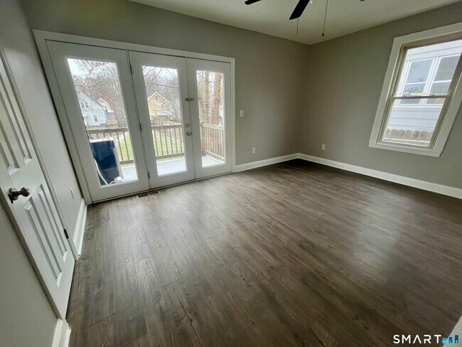 Building Photo - 98 Columbia St