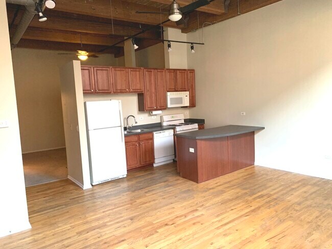 Building Photo - 1500 W Monroe St