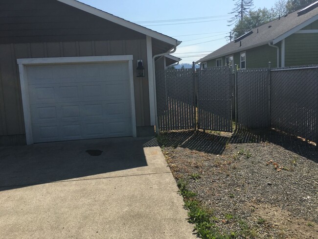 Building Photo - 2 bed, 2 bath duplex Buckley Wa.