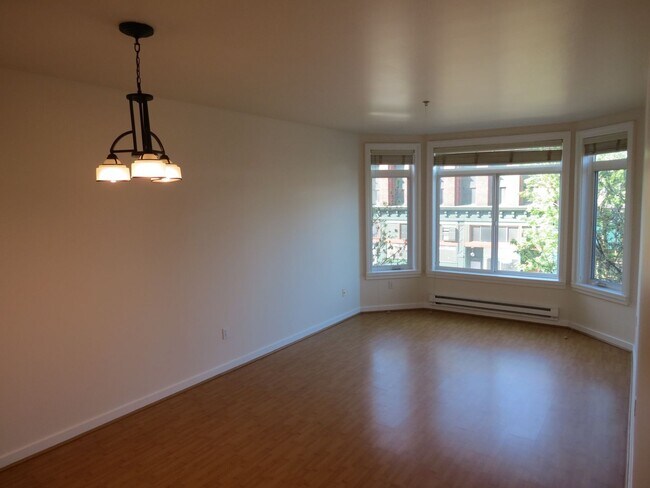 Building Photo - Incredible 1bed/1bath Condo Ideally Located in Belltown!