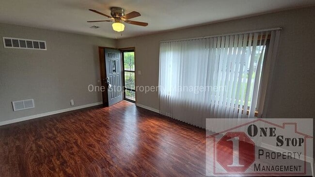 Building Photo - 3 Bedroom, 2 Bathroom with 1 Car Garage in Gladstone, Missouri