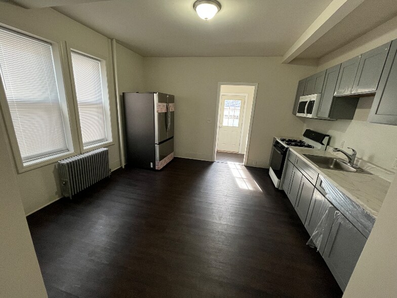 Building Photo - 114 Monmouth St