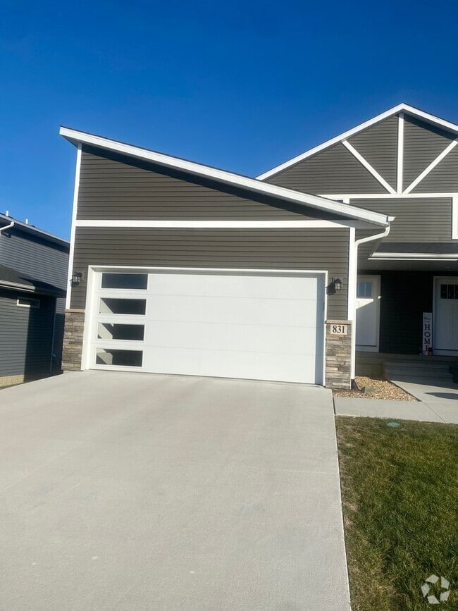 Building Photo - 3 Bedroom 2.5 Bathroom Condo For Rent!