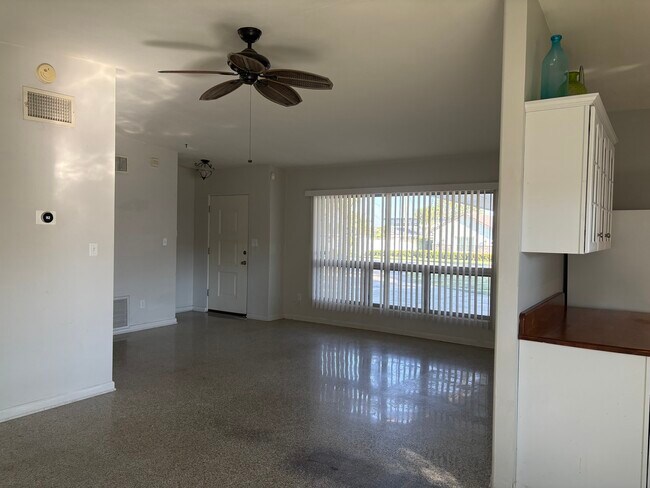 Building Photo - 6034 Linneal Beach Dr