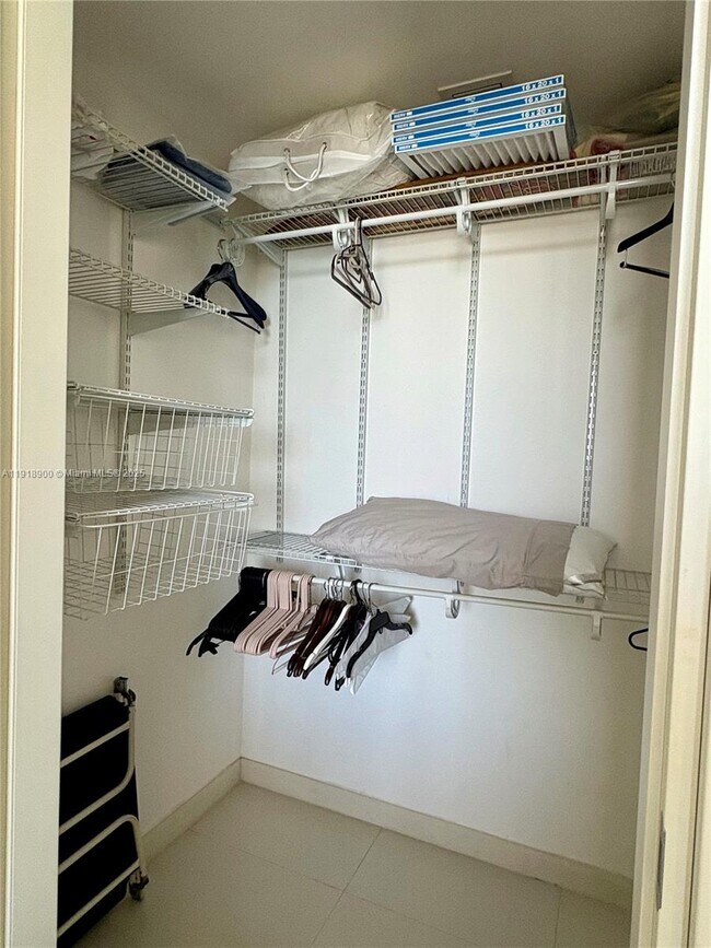 Building Photo - 1300 Brickell Bay Dr