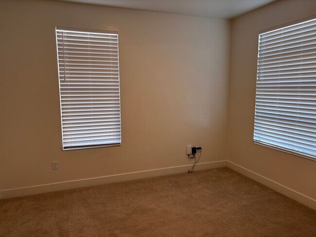 Building Photo - 3 bed plus office / 2.5 bath / 3 car Singl...