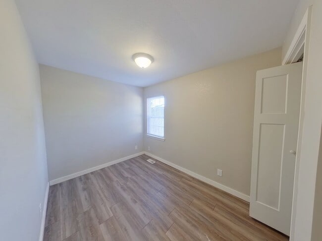 Building Photo - 4321 E Bayley St