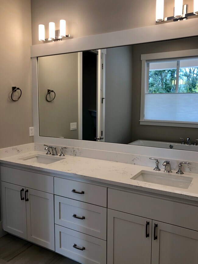 Building Photo - Gorgeous Home in the Wing Point Area of Ba...