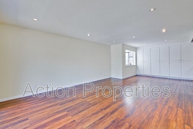 Building Photo - 21 Willow Rd