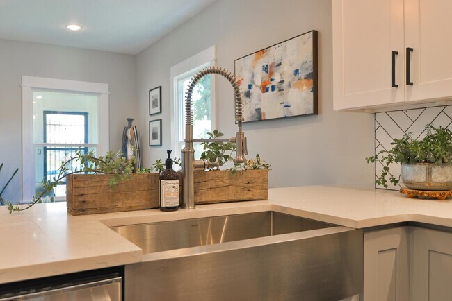 Building Photo - Beautifully remodeled 3 Bedroom Bungalow in Old Town