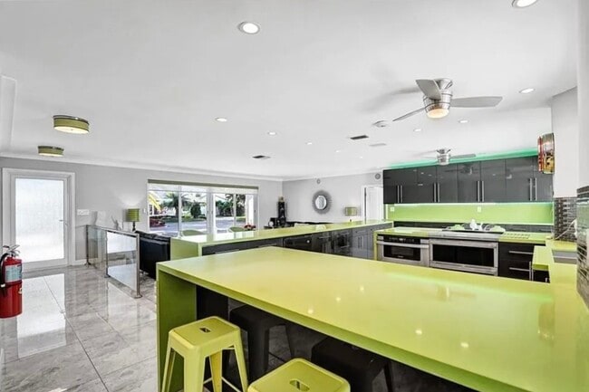 Building Photo - 2830 NE 55th St