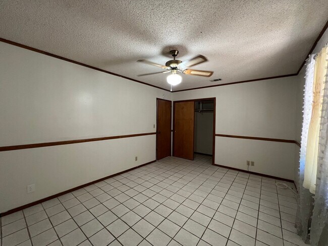 Building Photo - 3 Bedroom 2 Bathroom House with RV Parking...