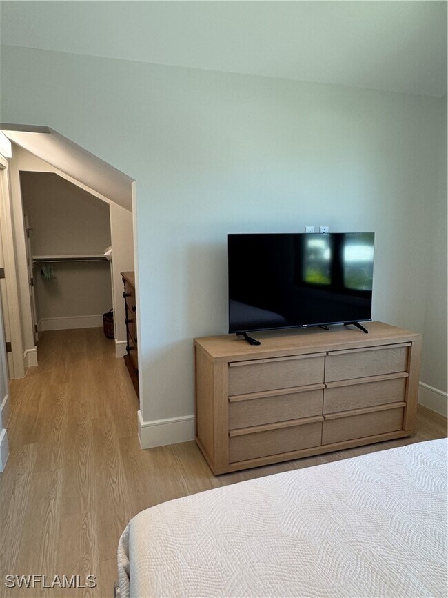 Building Photo - 787 4th Ave S