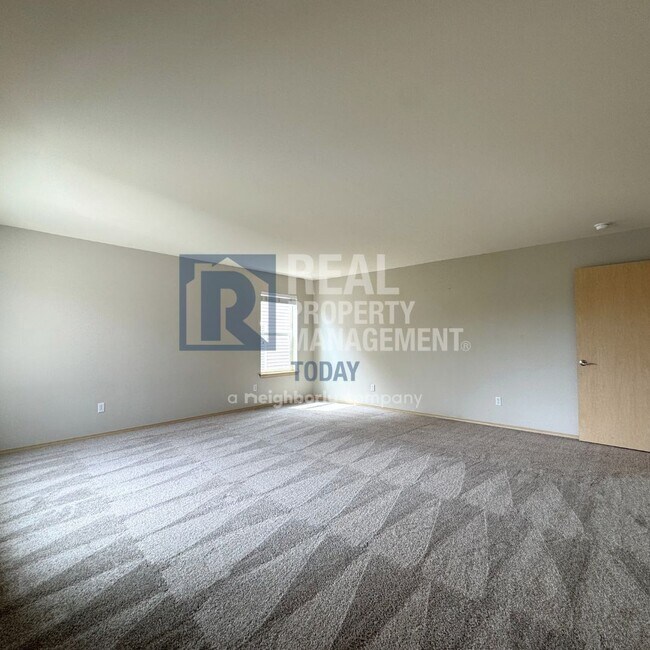 Building Photo - 3 Bedroom + Office Near Amenities!