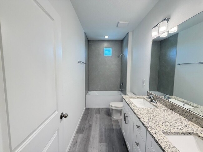Building Photo - 5341 Vista Lago Dr