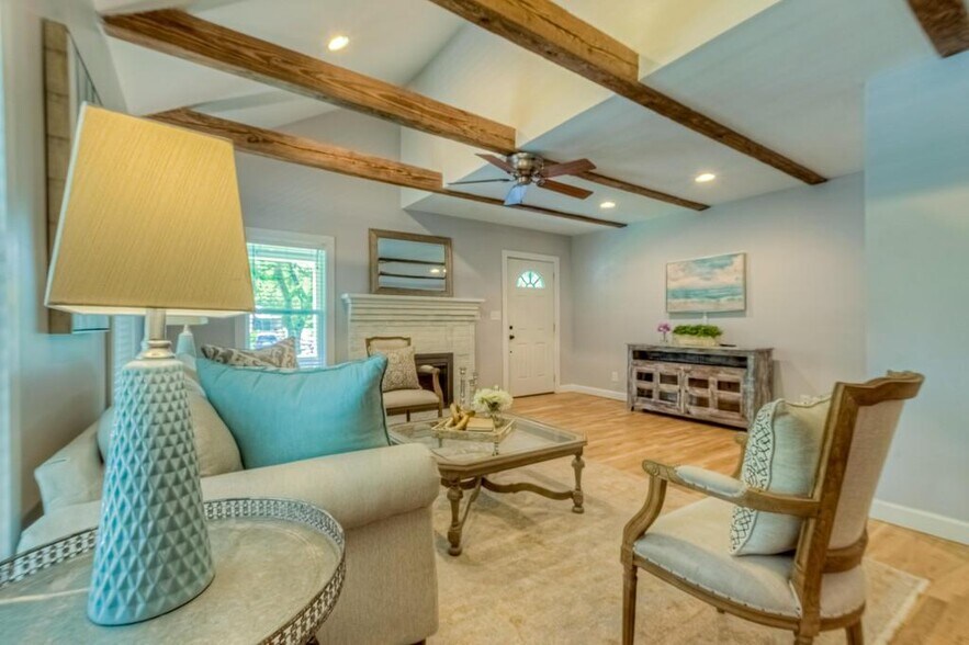 Living room, check out the beams! - 408 Woodland Shores Rd