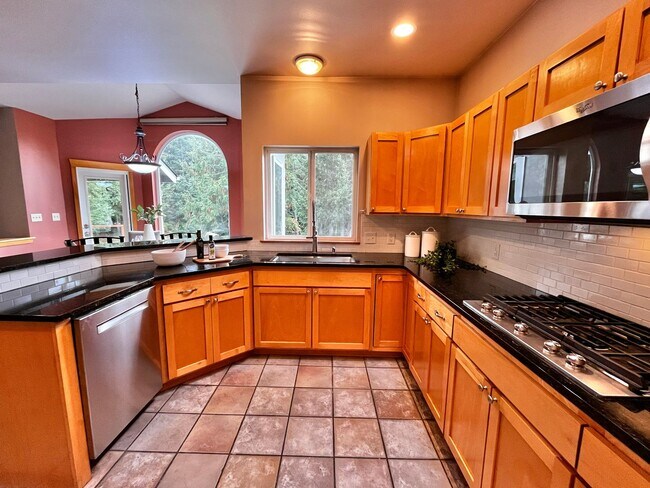 Building Photo - Seabeck Heights Home with Pickle Ball Court!