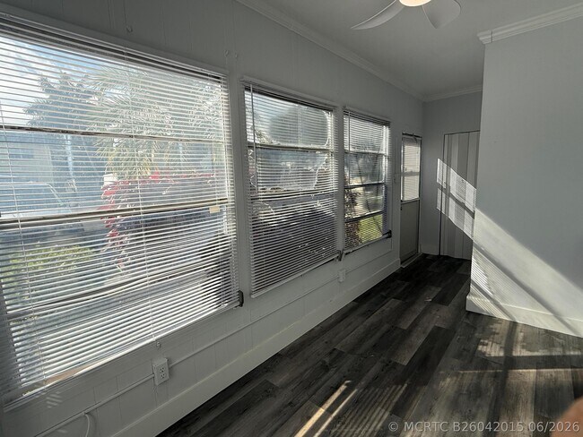 Building Photo - 2121 NE 42nd Ct