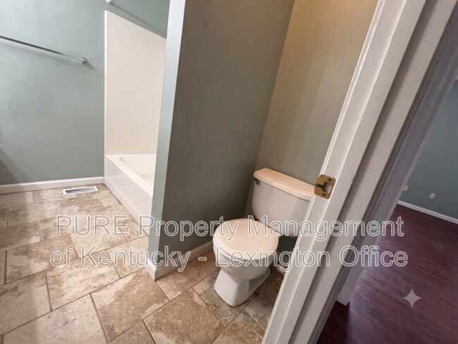 Building Photo - 1100 Horsemans Ln