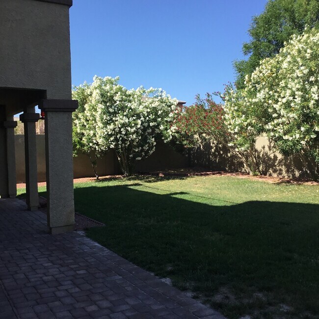 Building Photo - Northwest 4 Bedroom Beauty!!