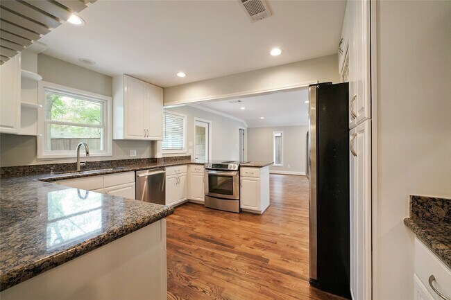 Building Photo - 1229 Timbergrove Ln