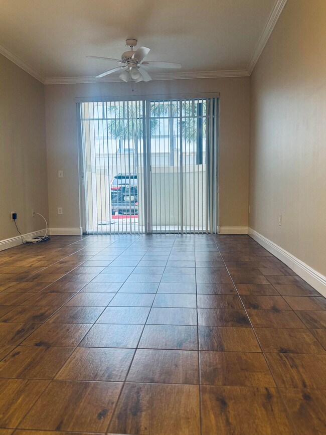 Building Photo - 1139 Town Center Dr
