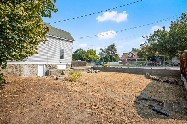 Building Photo - Charming 3 Bed 2 Bath Emerson Garfield Rem...