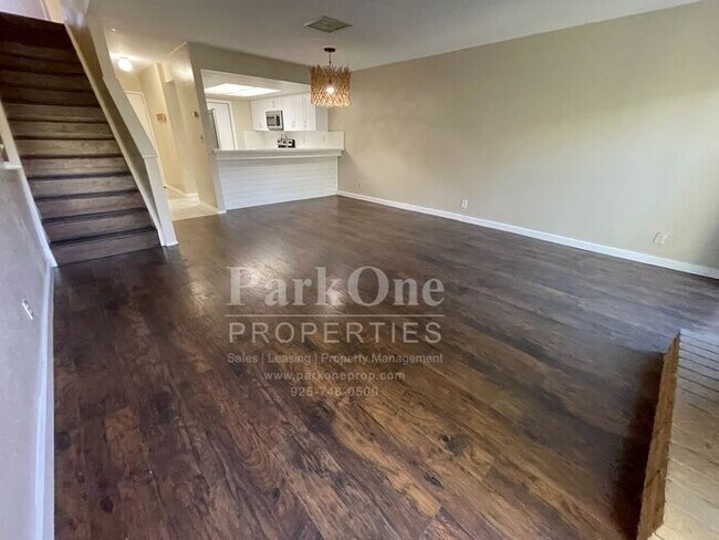 Building Photo - Spacious Town house in Pleasant Hill Now A...