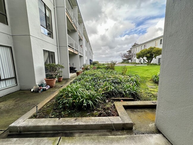 Building Photo - 6 Commodore Dr