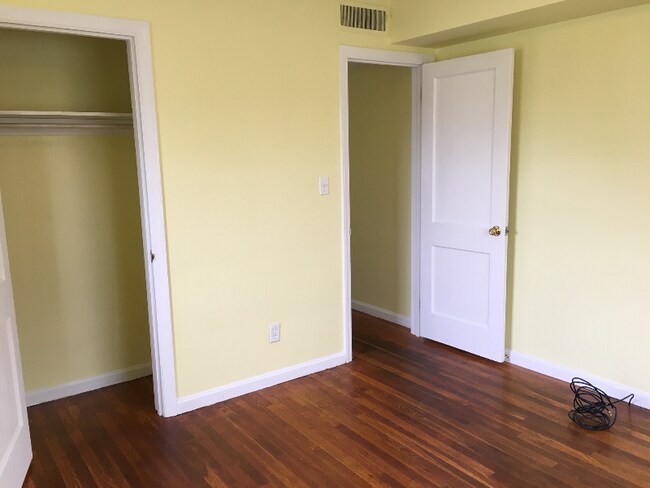 Building Photo - 843 N University Blvd