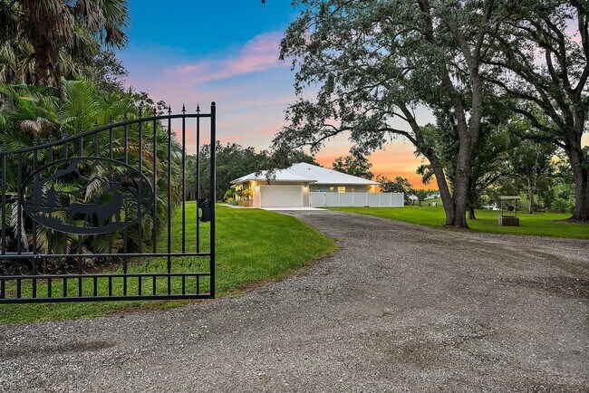 Building Photo - 12955 SW Kanner Hwy