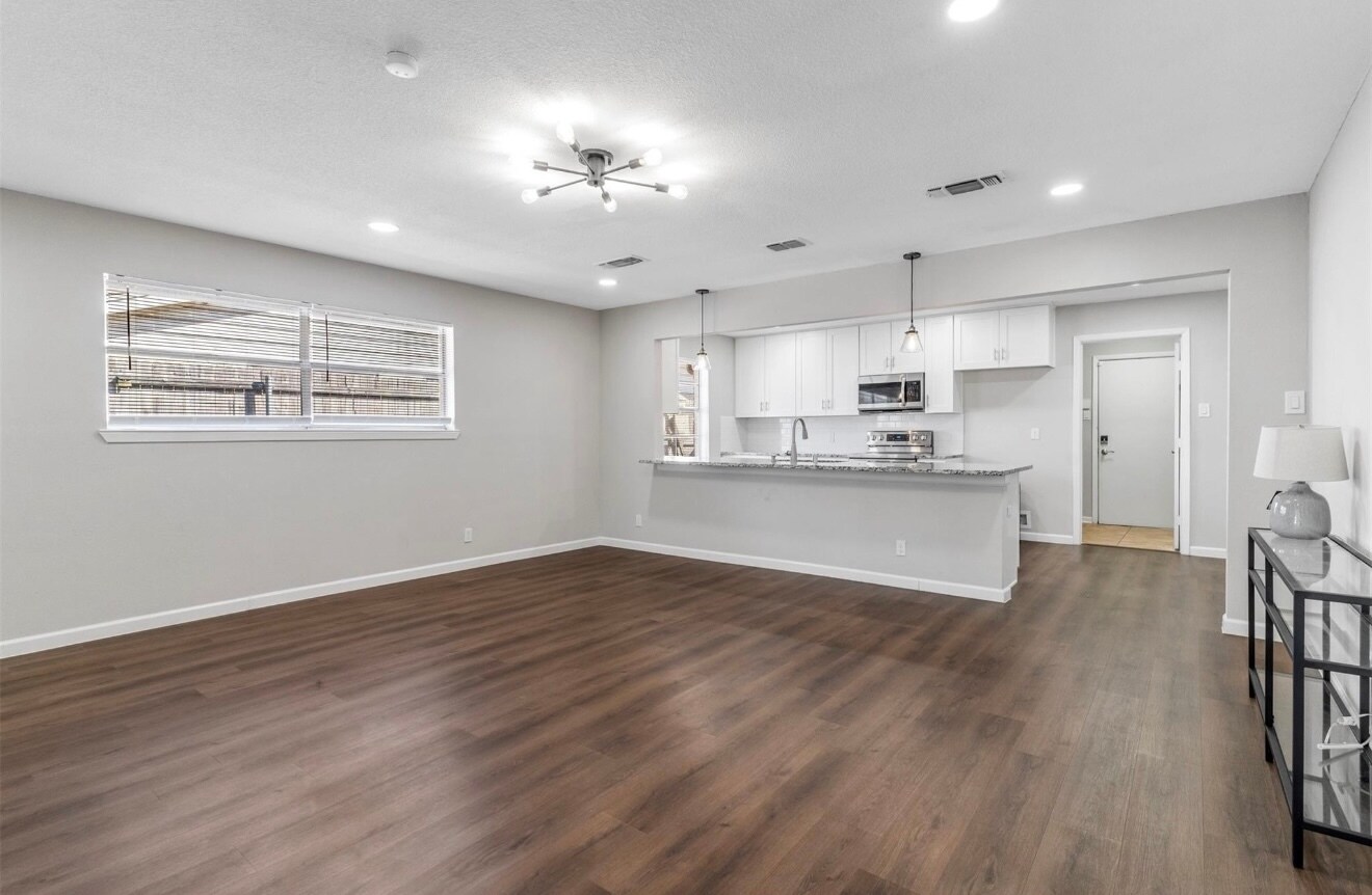 Building Photo - 1521 Oak Creek Dr