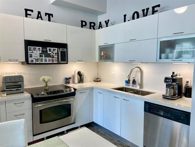 Building Photo - 133 NE 2nd Ave