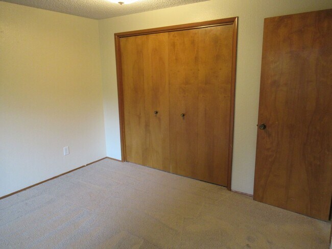 Building Photo - Large Two Bedroom w/ Garage