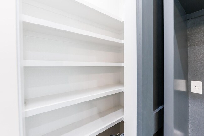 Building Photo - 1704 Elkhart Ave