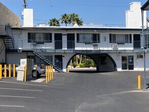 Building Photo - 4600 Paradise Rd