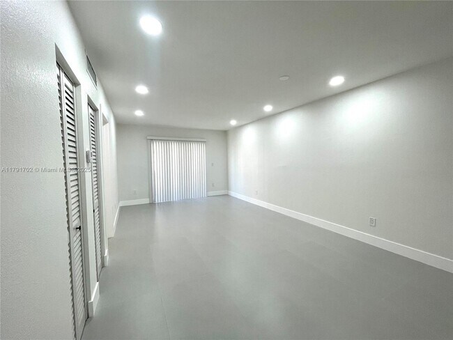 Building Photo - 1035 W 77th St