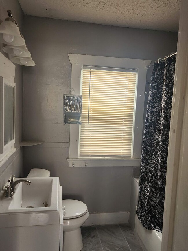 Building Photo - Newly Renovated West Side Single Family Home