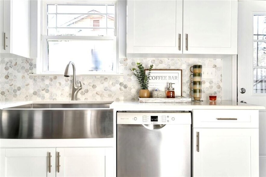 Building Photo - 56 Holly Rd NW