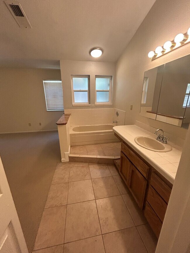 Building Photo - Great Location in the Heart of Auburn