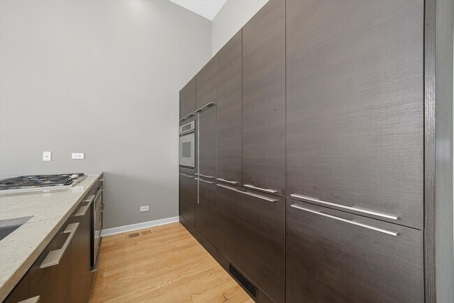 Building Photo - 1541 N Bosworth Ave