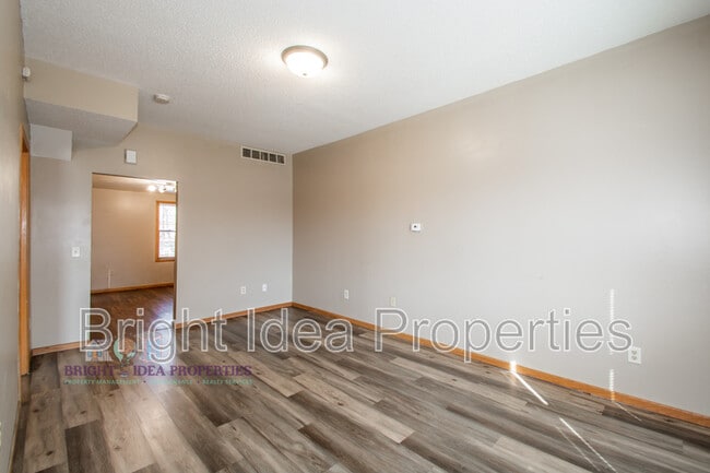 Building Photo - 863 Clark St N