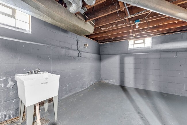 Building Photo - 12605 Hirst Ave