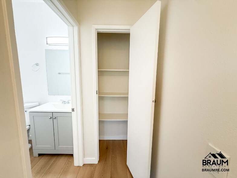 Building Photo - 11459 Collins St